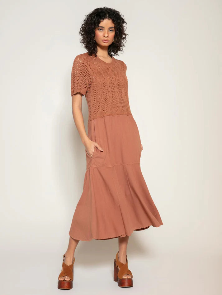 VESTIDO MIDI EVASÊ COM TRAMA VAZADA E BOLSOS BIAMAR 11973