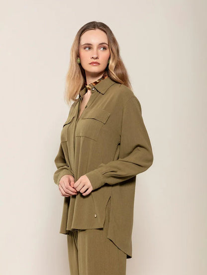 CAMISA ALONGADA EM VISCOLINHO COM BOLSOS FRONTAIS BIAMAR