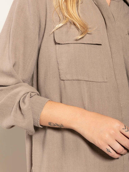 CAMISA ALONGADA EM VISCOLINHO COM BOLSOS FRONTAIS BIAMAR