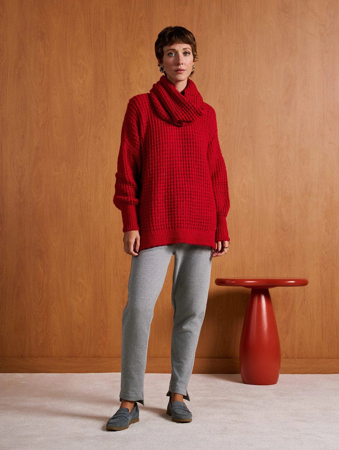 CALÇA DE ALGODÃO ESTILO ALFAIATARIA COM BOLSO FACA E BARRA ALONGADA NA PARTE DE TRÁS BIAMAR