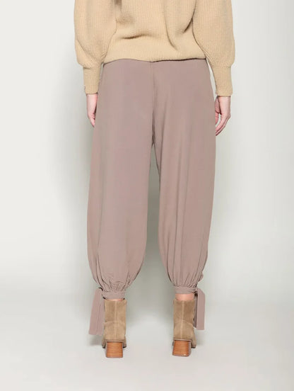 Calça Aladim com amarração e bolsos laterais Biamar 12234