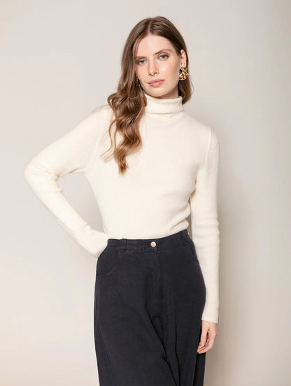 Blusa canelada de gola alta em fio pluma Biamar 12496