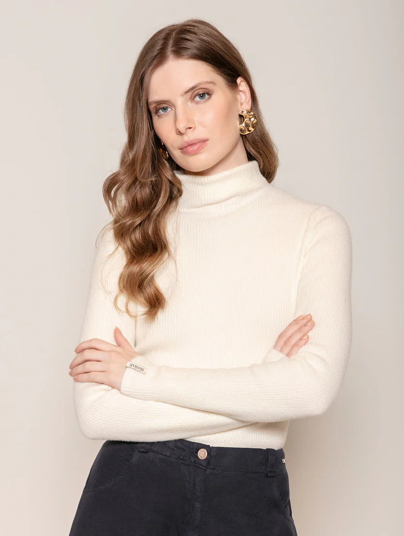 Blusa canelada de gola alta em fio pluma Biamar 12496