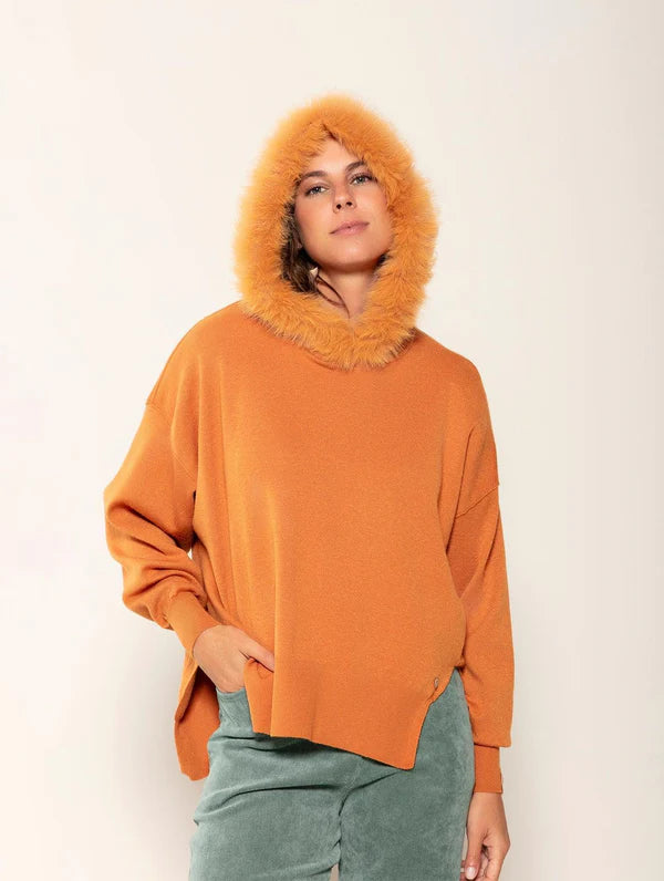 BLUSA MULLET COM CAPUZ EM PELE FAKE E MANGAS DE CAVA POSTA BIAMAR