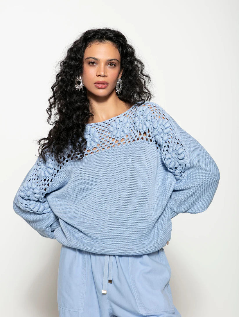 BLUSA DE ALGODÃO EM PONTO MARGARIDA COM DETALHE VAZADO E GOLA CANOA