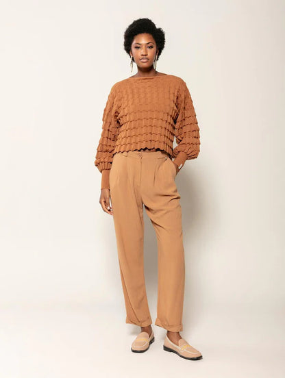 BLUSA MULLET EM PONTO LAKA COM GOLA CANOA E MANGAS DE CAVA QUADRADA BIAMAR