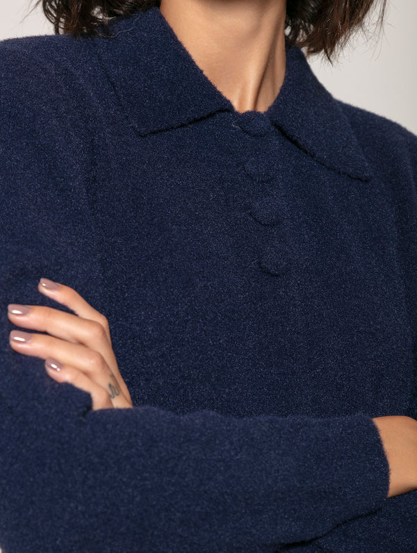 VESTIDO DE FIO PLUMA COM GOLA E FECHAMENTO EM BOTÕES BIAMAR