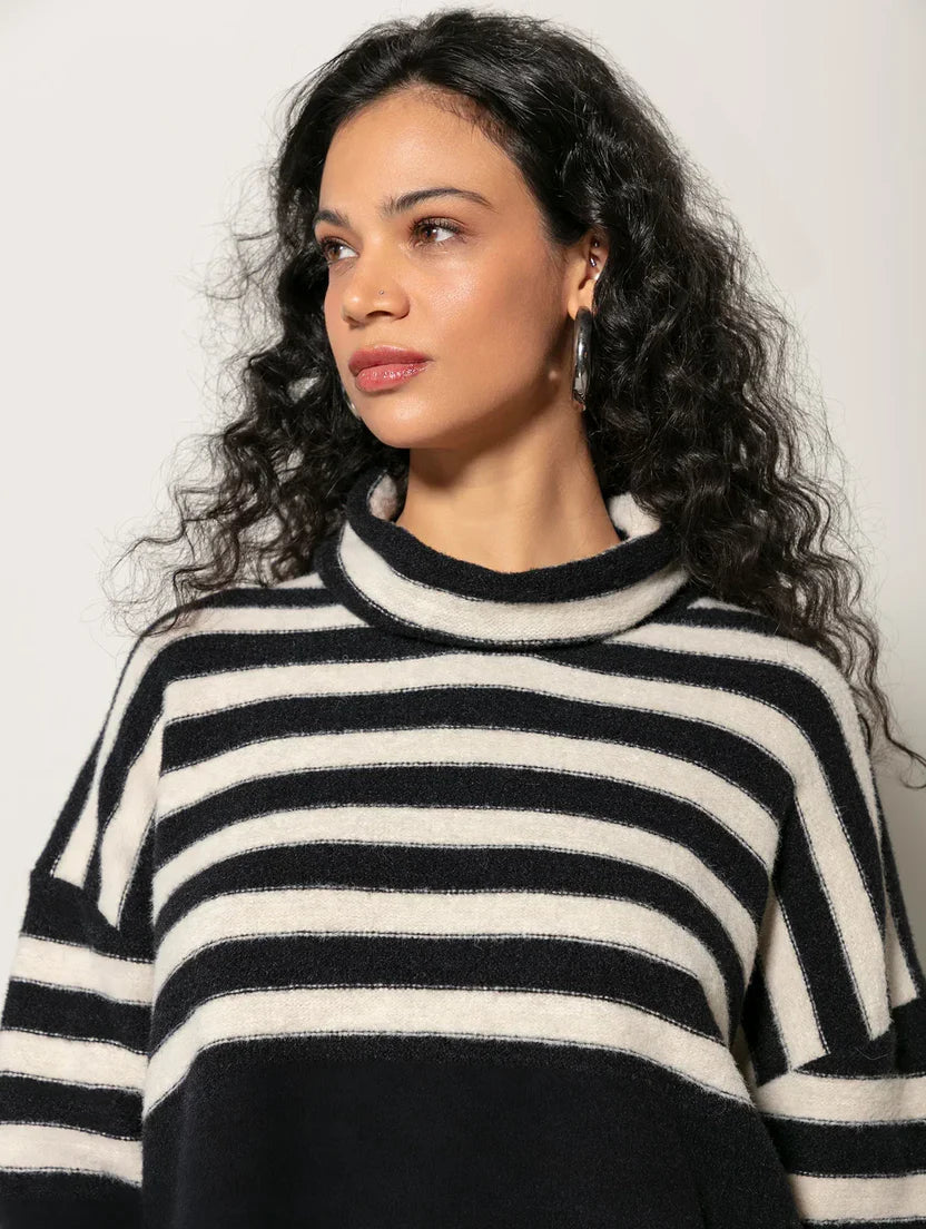 Blusa com padronagem em listras e fenda lateral Biamar 12411