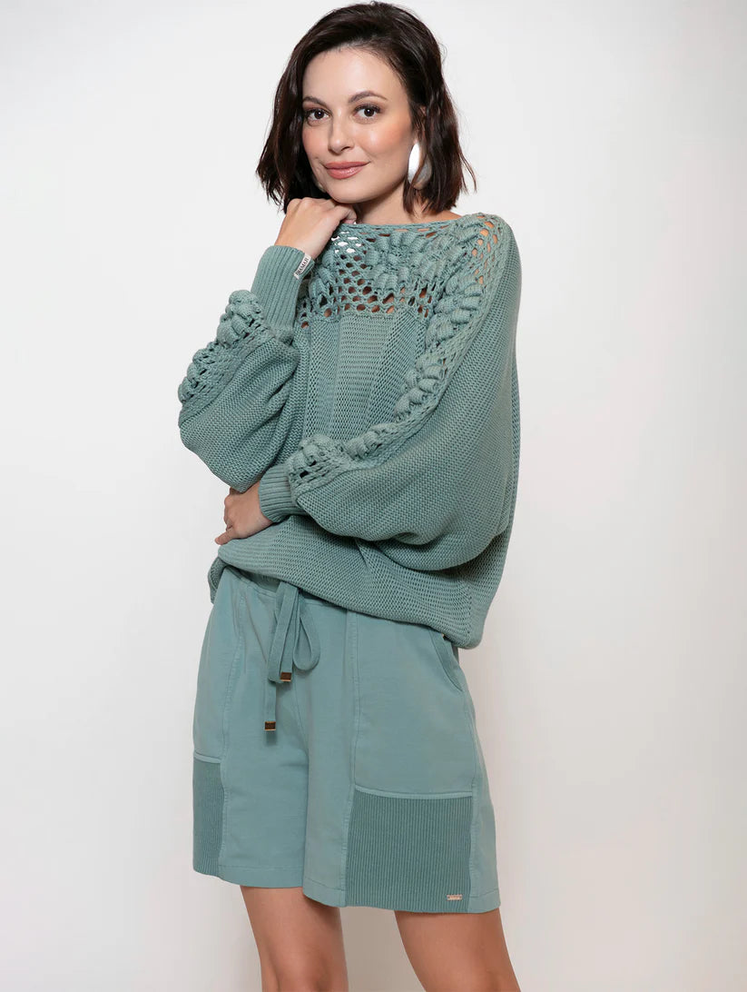 BLUSA DE ALGODÃO EM PONTO MARGARIDA COM DETALHE VAZADO E GOLA CANOA