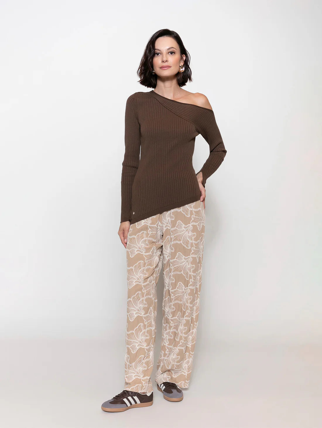 CALÇA RETA COM BORDADOS APLICADOS E BOLSOS FACA BIAMAR