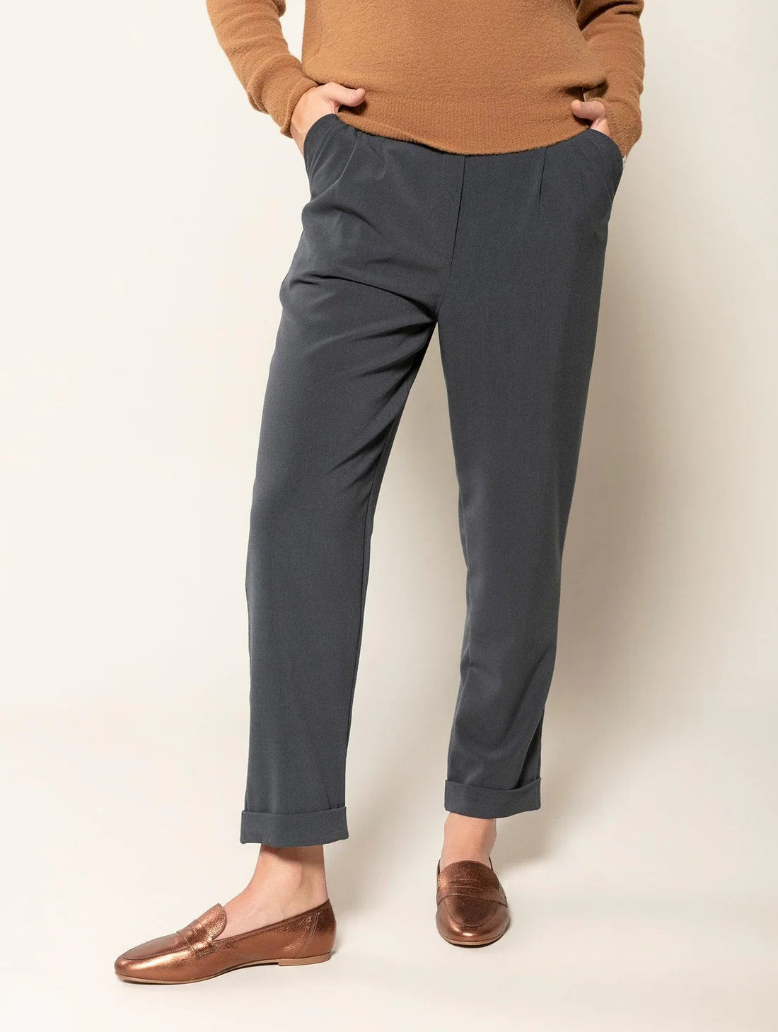 CALÇA COM PREGAS, BARRAS DOBRADAS E BOLSO FACA COM DETALHE BIAMAR 11571