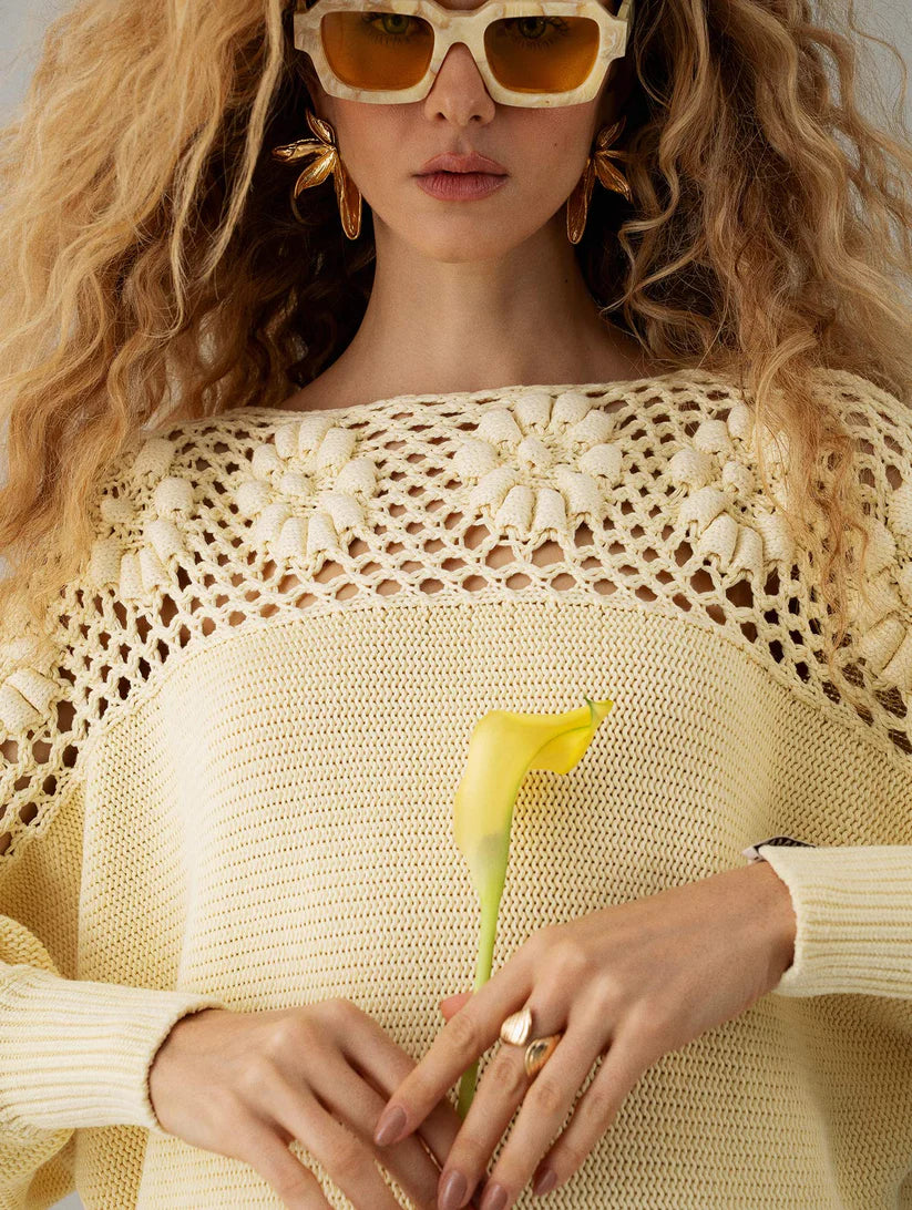 BLUSA DE ALGODÃO EM PONTO MARGARIDA COM DETALHE VAZADO E GOLA CANOA