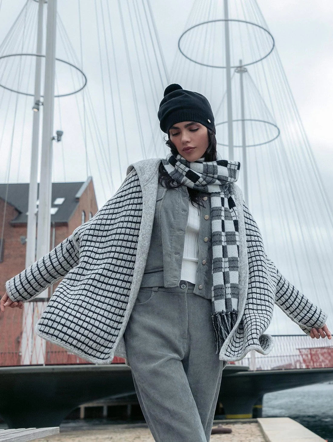 CASACO OVERSIZED REVERSÍVEL COM CAPUZ E SEM FECHAMENTO FRONTAL BIAMAR