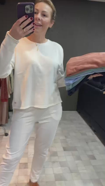 CALÇA MOLETOM COM BOLSO E DETALHE AVESSO LATERAL E BARRA BIAMAR