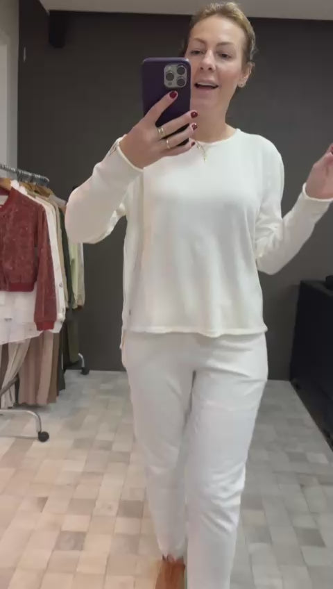 CALÇA MOLETOM COM BOLSO E DETALHE AVESSO LATERAL E BARRA BIAMAR